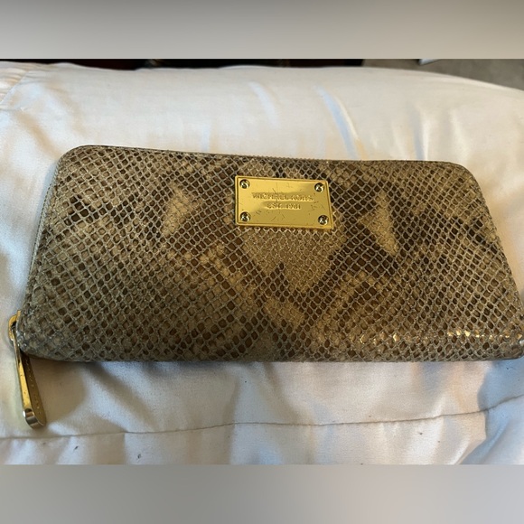 Michael Kors Faux Snakeskin Wallet 4" x 8" Clutch Purse Snake Skin - Picture 1 of 7